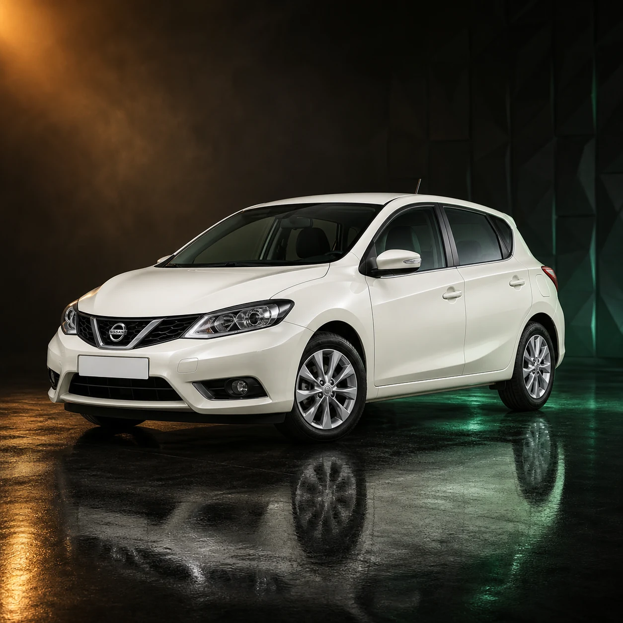 Светлый Nissan Tiida третьего поколения после рестайлинга из Китая