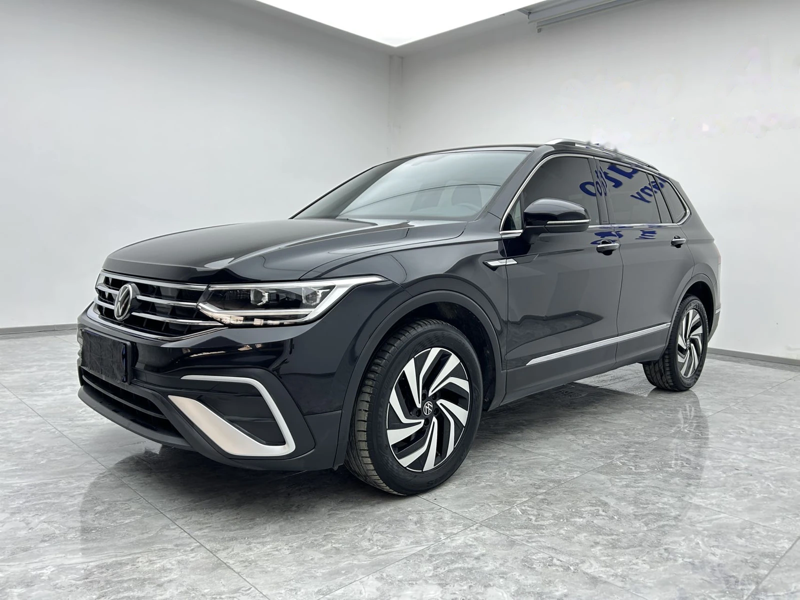 Нарисованное превью Volkswagen Tiguan L, поколение II, левый руль
