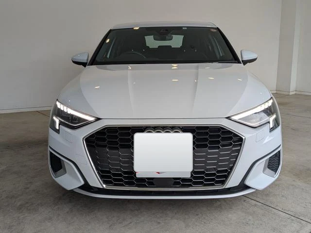 Светлая Audi A3 Sportback 30 TFSI Advanced 2023 года из Японии