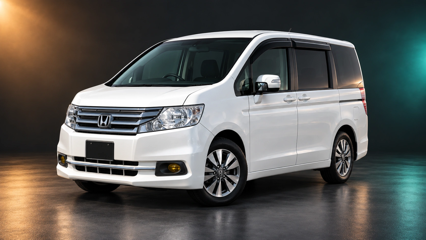 Светлый праворульный Honda Stepwgn IV поколения после рестайлинга, полный привод
