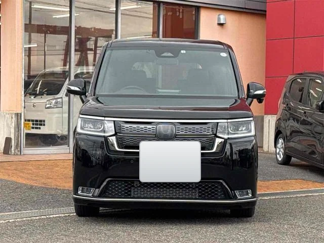 Светлая Honda Stepwgn Spada шестого поколения 2022 года из Японии
