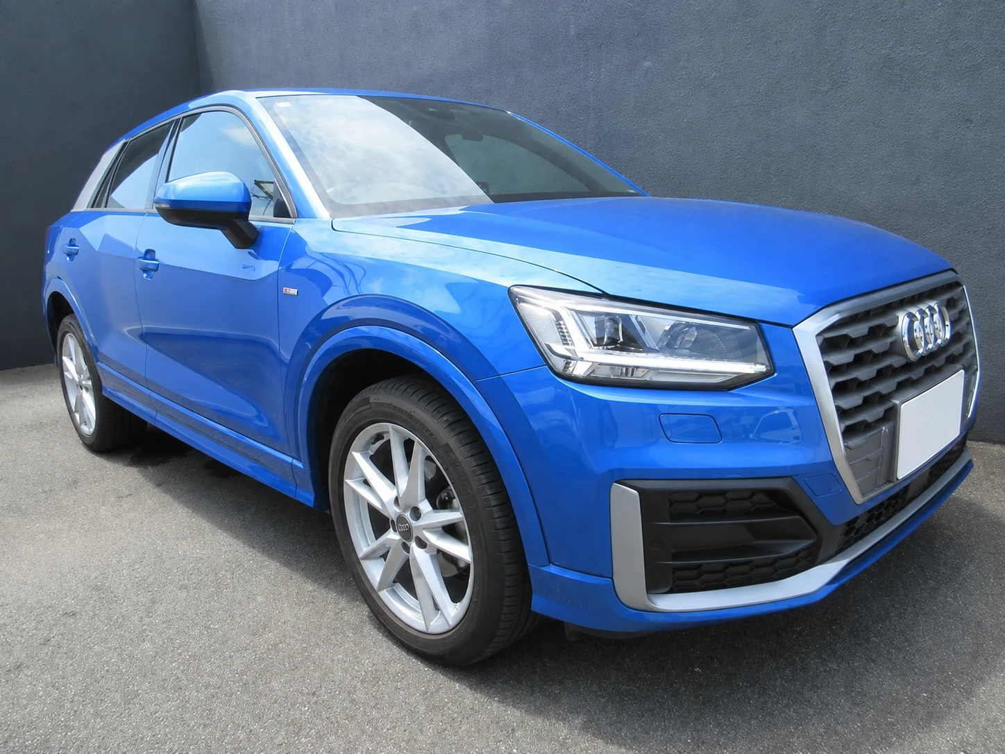 Светлый праворульный Audi Q2 30 TFSI Sport поколения GA из Японии
