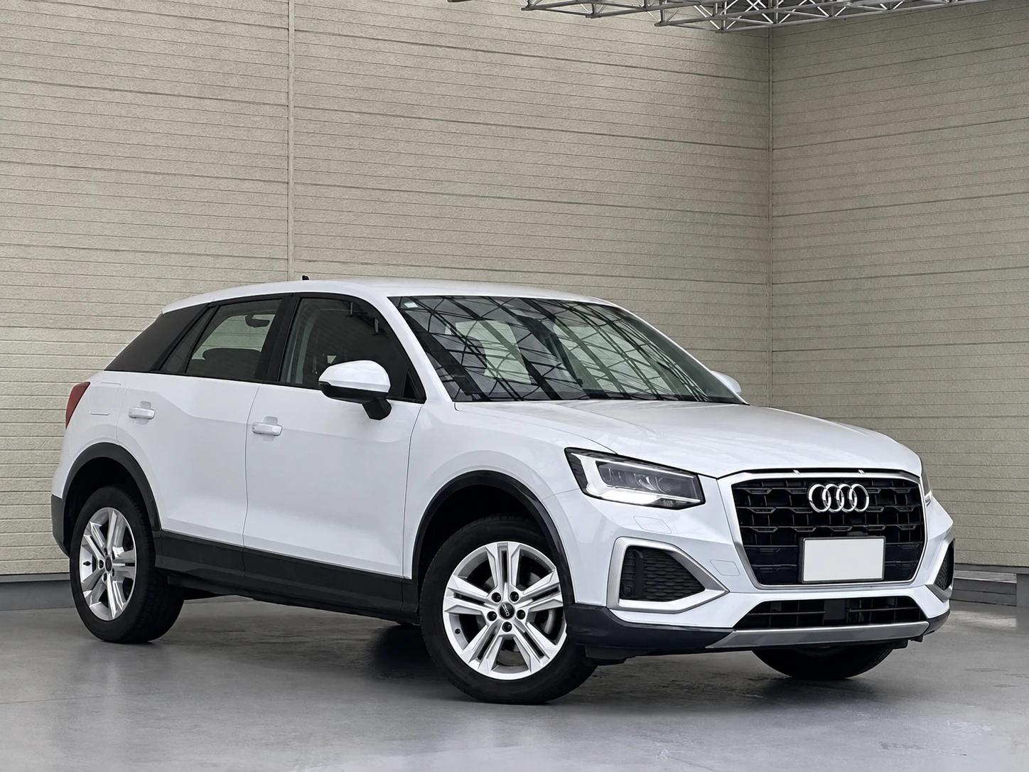 Светлый праворульный Audi Q2 35 TFSI Advanced последнего рестайлинга из Японии