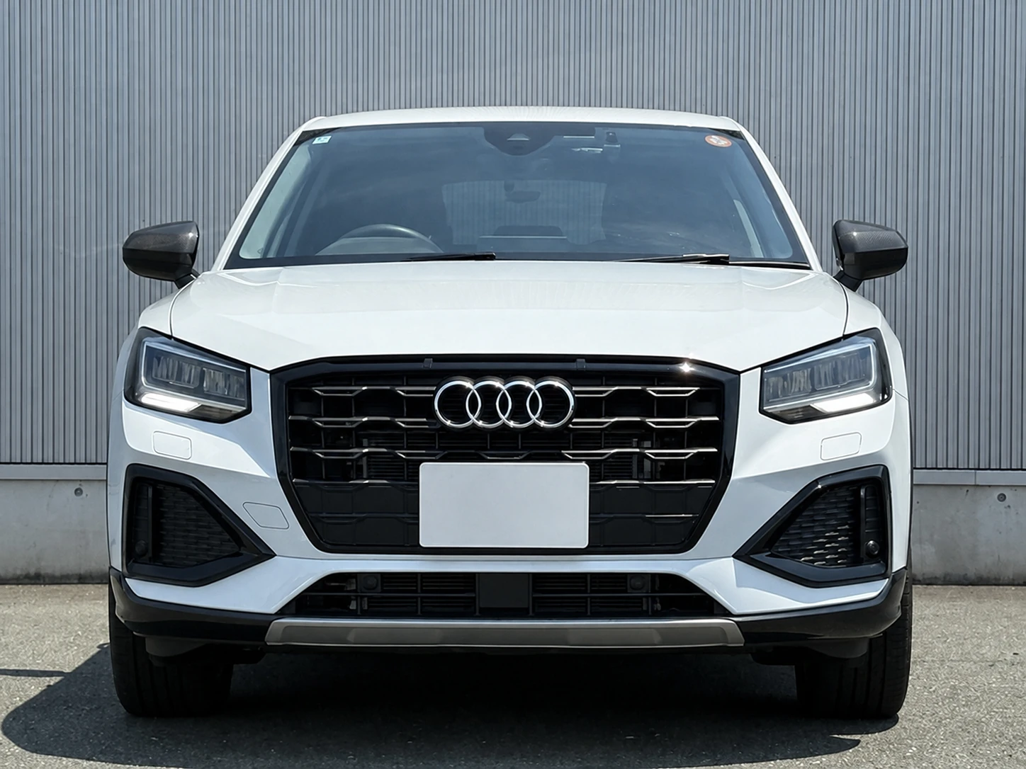 Светлый праворульный Audi Q2 35 TDI Advanced последнего рестайлинга из Японии