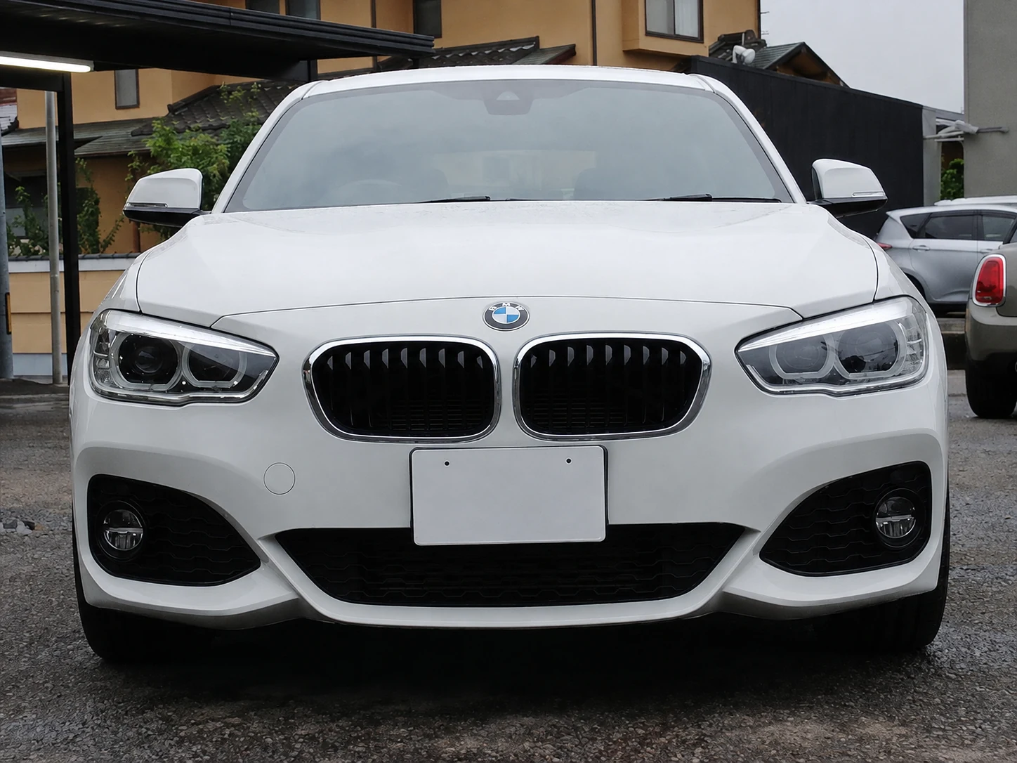 Светлый праворульный BMW 1 Series 118d M Sport поколения F20 из Японии