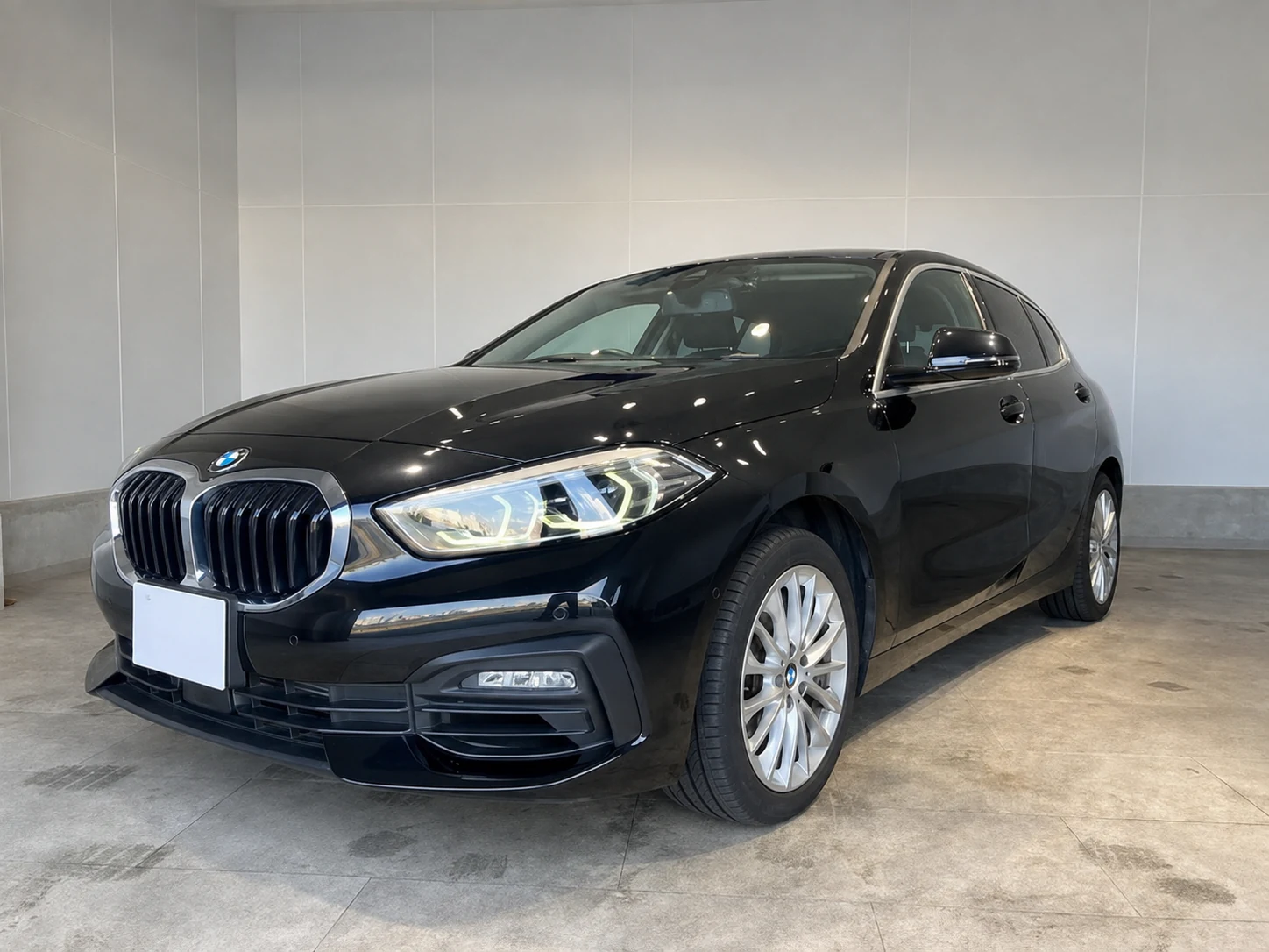Светлый праворульный BMW 1 Series 118i Play поколения F40 из Японии