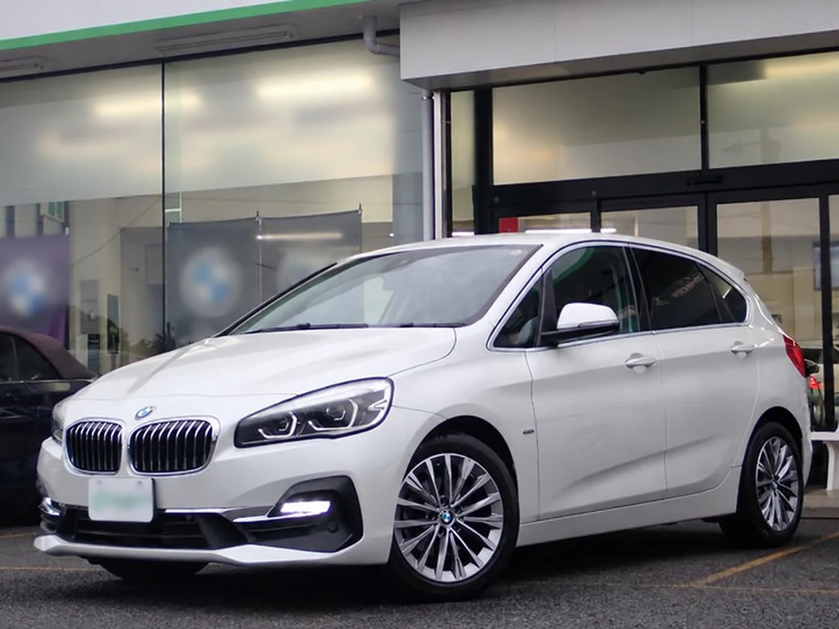 Светлый праворульный BMW 218d Active Tourer F45 из Японии