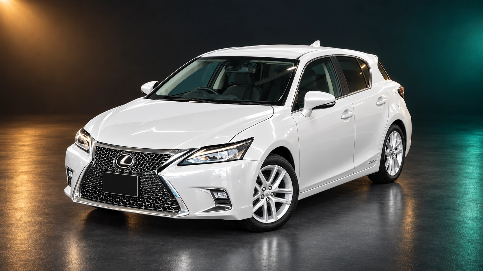Светлый праворульный Lexus CT200h первого поколения после второго рестайлинга