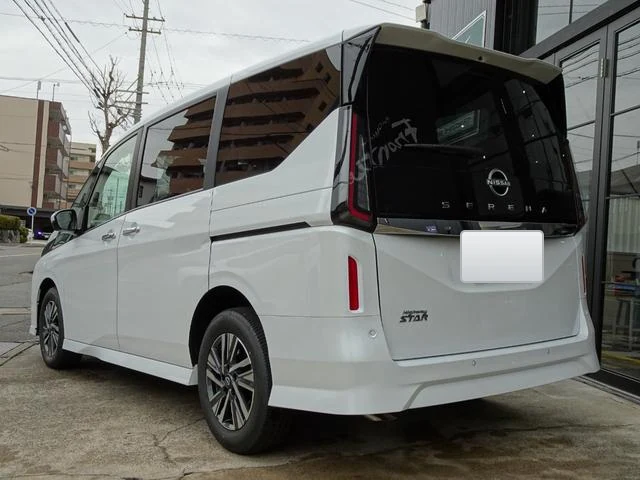 Светлый праворульный Nissan Serena Highway Star V 2025 года из Японии