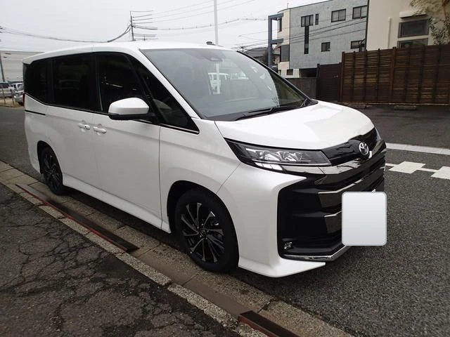 Светлый праворульный Toyota Noah S-Z 2025 года из Японии