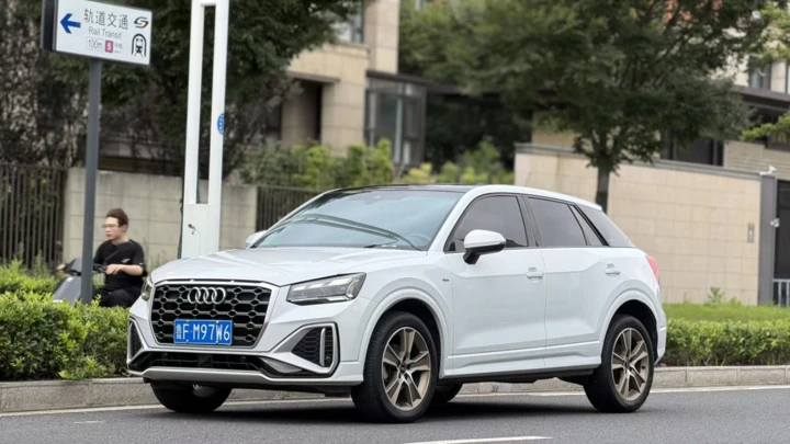 Audi Q2L, 2023 год, белый, левый руль