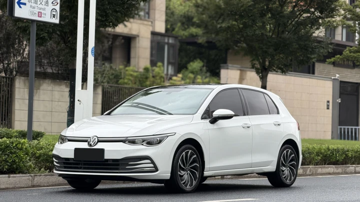 Volkswagen Golf, 2022 год, белый, левый руль