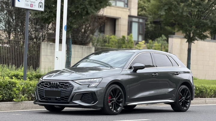 Audi A3 Sportback, 2023 год, серый, левый руль