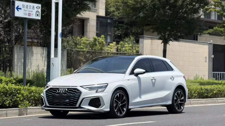 Audi A3 Sportback, 2023 год, белый, левый руль